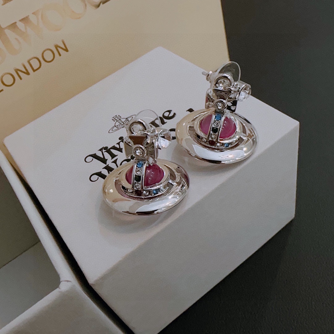 💰90 𝐕𝐢𝐯𝐢𝐞𝐧𝐧𝐞 𝐖𝐞𝐬𝐭𝐰𝐨𝐨𝐝🪐✨ 经典西太后耳环 vivienne westwood西太后耳环耳钉!英国时装设计师,时装的朋克之母!时尚潮流风格,品质强大,超美的设计!简约大气刺绣Logo‼精致💎这个款不用担心不好看,因为经典的元素洋气的新设计!赠礼的完美之选,充分展现个性风范。品质非常整个首饰给人大牌气场的同时又非常精致,让整个人的层次提升好几个level💟绝对值得入手‼️🌟