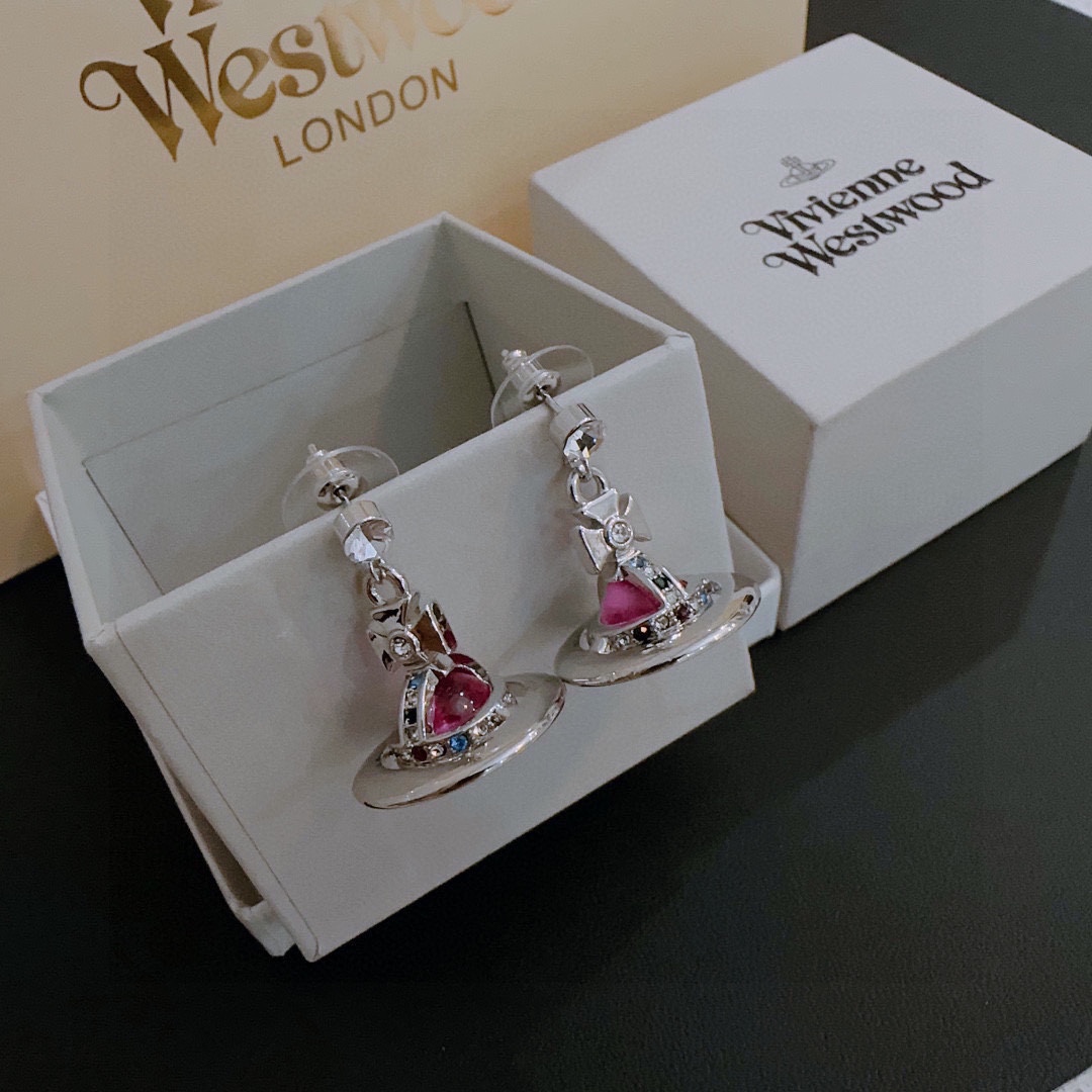 💰90 𝐕𝐢𝐯𝐢𝐞𝐧𝐧𝐞 𝐖𝐞𝐬𝐭𝐰𝐨𝐨𝐝🪐✨ 经典西太后耳环 vivienne westwood西太后耳环耳钉!英国时装设计师,时装的朋克之母!时尚潮流风格,品质强大,超美的设计!简约大气刺绣Logo‼精致💎这个款不用担心不好看,因为经典的元素洋气的新设计!赠礼的完美之选,充分展现个性风范。品质非常整个首饰给人大牌气场的同时又非常精致,让整个人的层次提升好几个level💟绝对值得入手‼️🌟