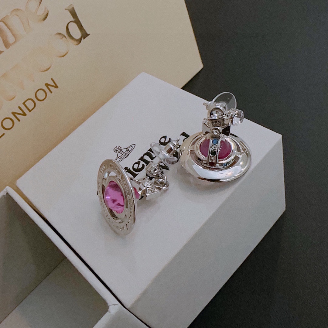 💰90 𝐕𝐢𝐯𝐢𝐞𝐧𝐧𝐞 𝐖𝐞𝐬𝐭𝐰𝐨𝐨𝐝🪐✨ 经典西太后耳环 vivienne westwood西太后耳环耳钉!英国时装设计师,时装的朋克之母!时尚潮流风格,品质强大,超美的设计!简约大气刺绣Logo‼精致💎这个款不用担心不好看,因为经典的元素洋气的新设计!赠礼的完美之选,充分展现个性风范。品质非常整个首饰给人大牌气场的同时又非常精致,让整个人的层次提升好几个level💟绝对值得入手‼️🌟