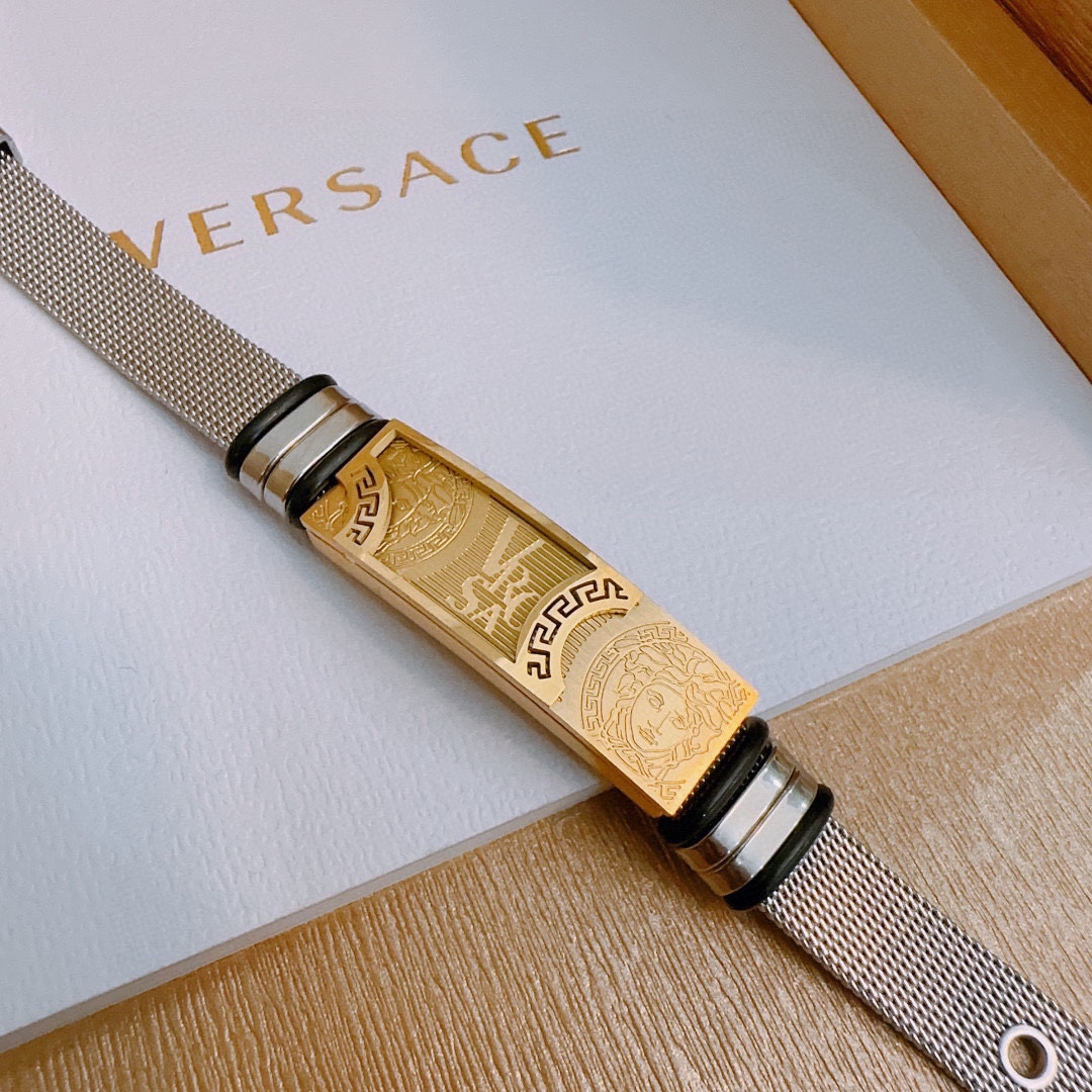 Versace范思哲杜美莎标志手链帅气酷炫同时透露着一丝不羁的自由气息展现别样趣味魅力做工精致钻镶嵌绝对
