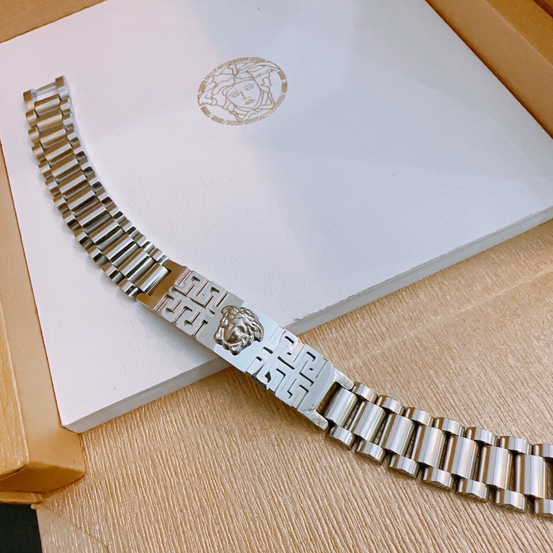 Versace范思哲杜美莎标志手链帅气酷炫同时透露着一丝不羁的自由气息展现别样趣味魅力做工精致钻镶嵌绝对