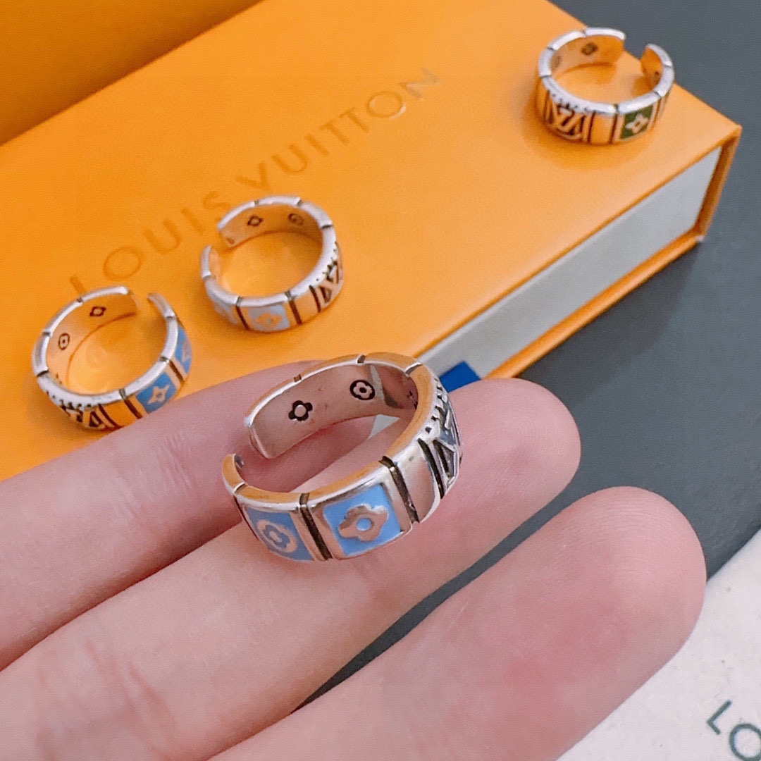 P70        高品质路易威登LV戒指🇷🇼原单货🇷🇼专柜新款开模复古潮流时尚必备 男女均可佩戴 情侣款同款 摇滚朋克泰银风格 复古元素 潮流百搭 官网同款项链最新款档次更高明星经典款系列复古银戒指
码数开口设计
细节对版做旧处理 非市面亮面版型 
这款一直在出 LV里面热卖款 非常好搭配潮流衣服👔🥿