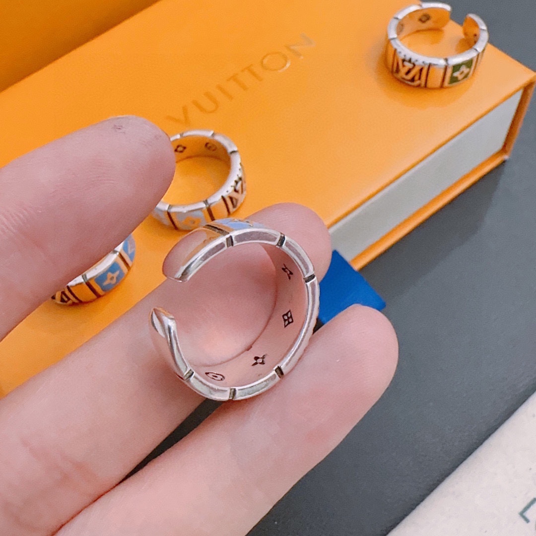 P70        高品质路易威登LV戒指🇷🇼原单货🇷🇼专柜新款开模复古潮流时尚必备 男女均可佩戴 情侣款同款 摇滚朋克泰银风格 复古元素 潮流百搭 官网同款项链最新款档次更高明星经典款系列复古银戒指
码数开口设计
细节对版做旧处理 非市面亮面版型 
这款一直在出 LV里面热卖款 非常好搭配潮流衣服👔🥿
