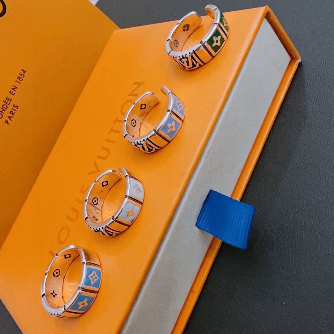 P70        高品质路易威登LV戒指🇷🇼原单货🇷🇼专柜新款开模复古潮流时尚必备 男女均可佩戴 情侣款同款 摇滚朋克泰银风格 复古元素 潮流百搭 官网同款项链最新款档次更高明星经典款系列复古银戒指
码数开口设计
细节对版做旧处理 非市面亮面版型 
这款一直在出 LV里面热卖款 非常好搭配潮流衣服👔🥿