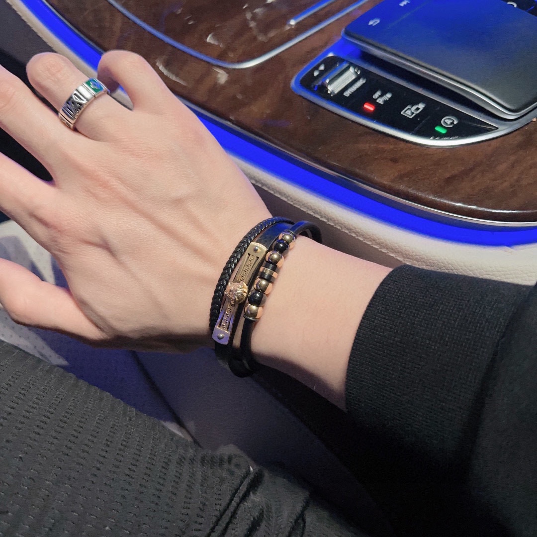 P70        高品质路易威登LV戒指🇷🇼原单货🇷🇼专柜新款开模复古潮流时尚必备 男女均可佩戴 情侣款同款 摇滚朋克泰银风格 复古元素 潮流百搭 官网同款项链最新款档次更高明星经典款系列复古银戒指
码数开口设计
细节对版做旧处理 非市面亮面版型 
这款一直在出 LV里面热卖款 非常好搭配潮流衣服👔🥿