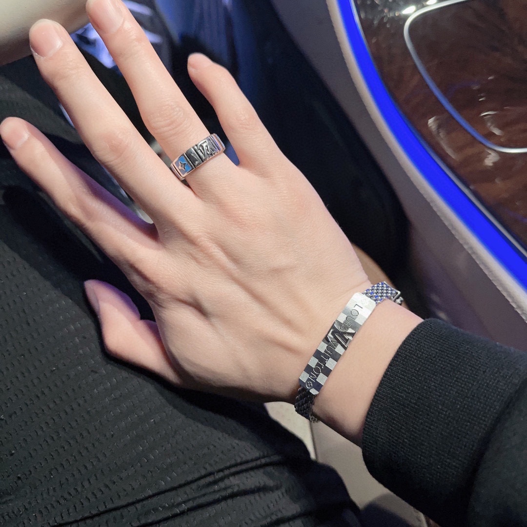 P70        高品质路易威登LV戒指🇷🇼原单货🇷🇼专柜新款开模复古潮流时尚必备 男女均可佩戴 情侣款同款 摇滚朋克泰银风格 复古元素 潮流百搭 官网同款项链最新款档次更高明星经典款系列复古银戒指
码数开口设计
细节对版做旧处理 非市面亮面版型 
这款一直在出 LV里面热卖款 非常好搭配潮流衣服👔🥿