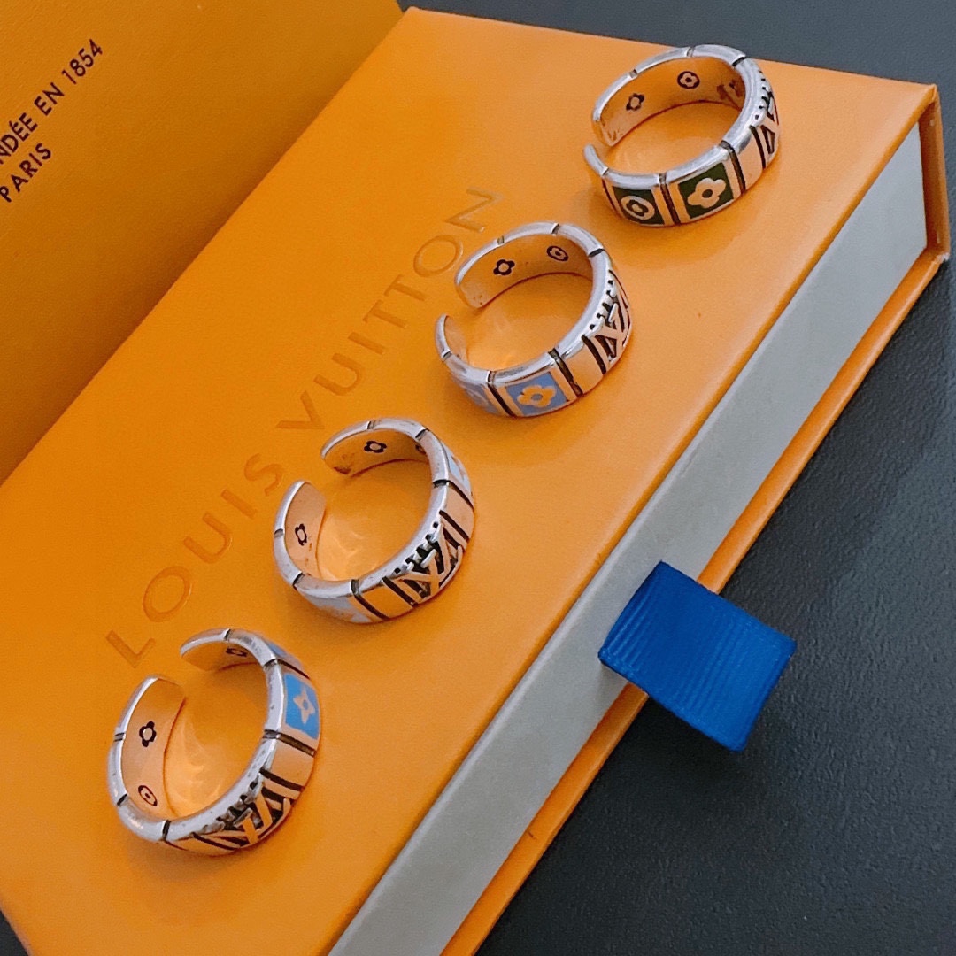 P70        高品质路易威登LV戒指🇷🇼原单货🇷🇼专柜新款开模复古潮流时尚必备 男女均可佩戴 情侣款同款 摇滚朋克泰银风格 复古元素 潮流百搭 官网同款项链最新款档次更高明星经典款系列复古银戒指
码数开口设计
细节对版做旧处理 非市面亮面版型 
这款一直在出 LV里面热卖款 非常好搭配潮流衣服👔🥿