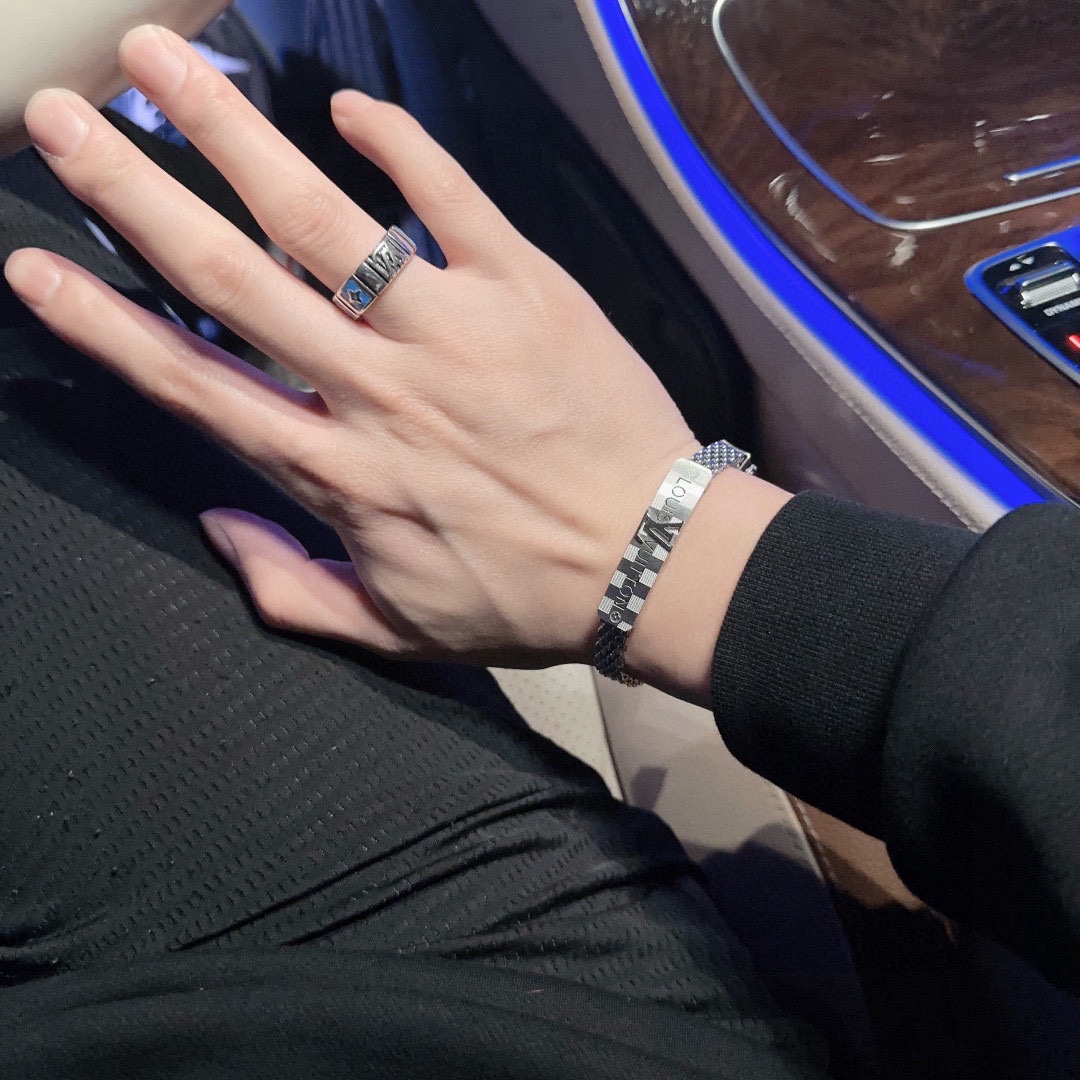 P70        高品质路易威登LV戒指🇷🇼原单货🇷🇼专柜新款开模复古潮流时尚必备 男女均可佩戴 情侣款同款 摇滚朋克泰银风格 复古元素 潮流百搭 官网同款项链最新款档次更高明星经典款系列复古银戒指
码数开口设计
细节对版做旧处理 非市面亮面版型 
这款一直在出 LV里面热卖款 非常好搭配潮流衣服👔🥿