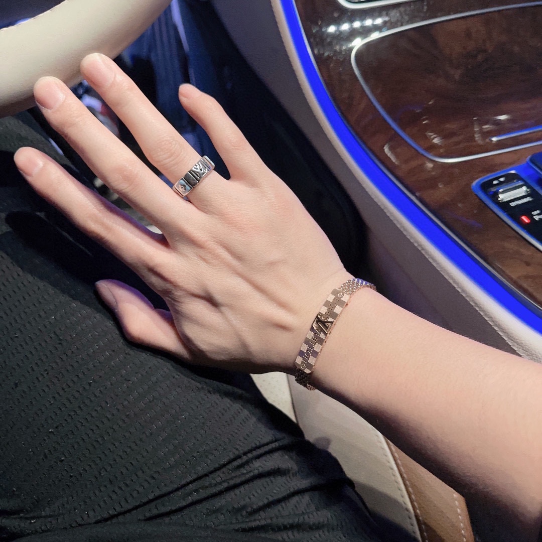 P70        高品质路易威登LV戒指🇷🇼原单货🇷🇼专柜新款开模复古潮流时尚必备 男女均可佩戴 情侣款同款 摇滚朋克泰银风格 复古元素 潮流百搭 官网同款项链最新款档次更高明星经典款系列复古银戒指
码数开口设计
细节对版做旧处理 非市面亮面版型 
这款一直在出 LV里面热卖款 非常好搭配潮流衣服👔🥿