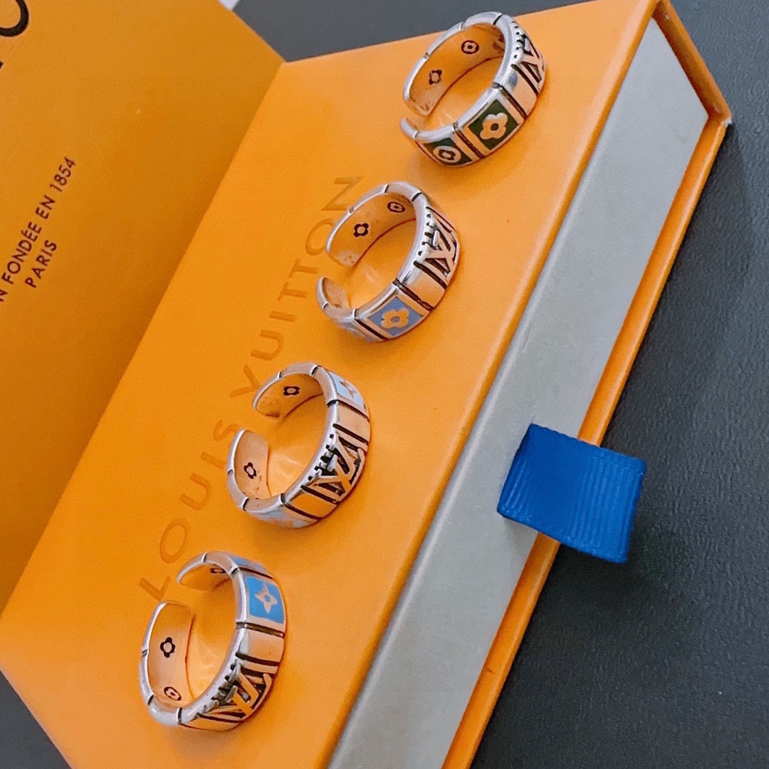 P70        高品质路易威登LV戒指🇷🇼原单货🇷🇼专柜新款开模复古潮流时尚必备 男女均可佩戴 情侣款同款 摇滚朋克泰银风格 复古元素 潮流百搭 官网同款项链最新款档次更高明星经典款系列复古银戒指
码数开口设计
细节对版做旧处理 非市面亮面版型 
这款一直在出 LV里面热卖款 非常好搭配潮流衣服👔🥿