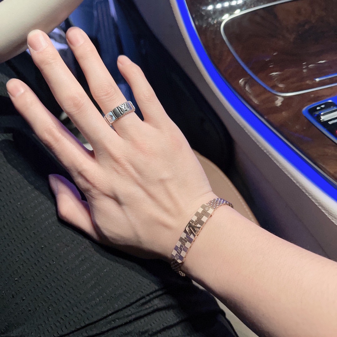 P70        高品质路易威登LV戒指🇷🇼原单货🇷🇼专柜新款开模复古潮流时尚必备 男女均可佩戴 情侣款同款 摇滚朋克泰银风格 复古元素 潮流百搭 官网同款项链最新款档次更高明星经典款系列复古银戒指
码数开口设计
细节对版做旧处理 非市面亮面版型 
这款一直在出 LV里面热卖款 非常好搭配潮流衣服👔🥿