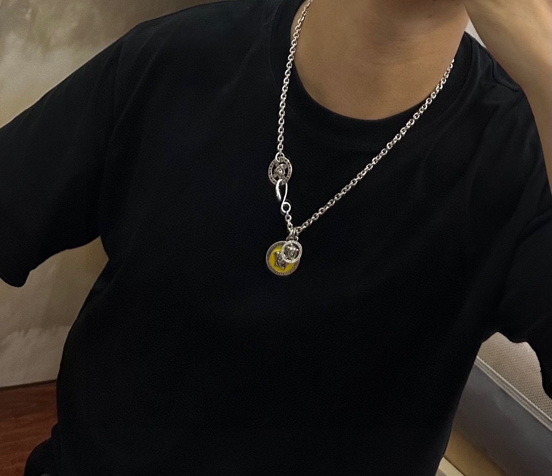 P150 高品质范思哲项链美杜莎头像原单货专柜新款开模复古潮流时尚必备 男女均可佩戴 情侣款同款 摇滚朋克泰银风格 复古元素 潮流百搭 官网同款项链最新款链条档次更高明星经典款项链系列复古银项链
链长60厘米可改长度
细节对版做旧处理 非市面亮面版型
这款一直在出 范思哲里面热卖款 非常好搭配潮流衣服👔🥿