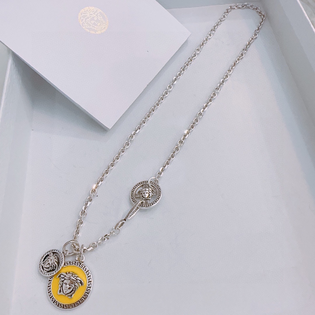 P150 高品质范思哲项链美杜莎头像原单货专柜新款开模复古潮流时尚必备 男女均可佩戴 情侣款同款 摇滚朋克泰银风格 复古元素 潮流百搭 官网同款项链最新款链条档次更高明星经典款项链系列复古银项链
链长60厘米可改长度
细节对版做旧处理 非市面亮面版型
这款一直在出 范思哲里面热卖款 非常好搭配潮流衣服👔🥿