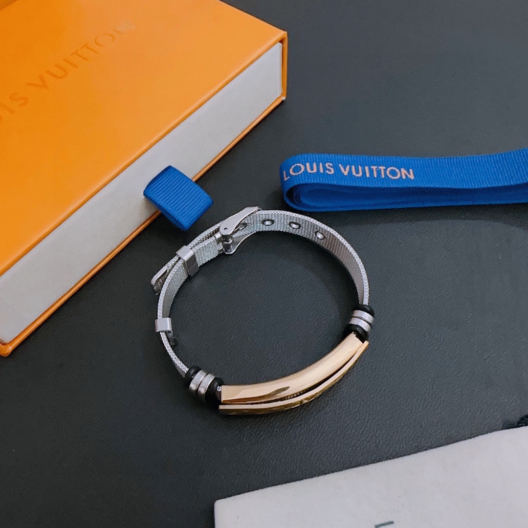 Louis Vuitton luxury necklace 3