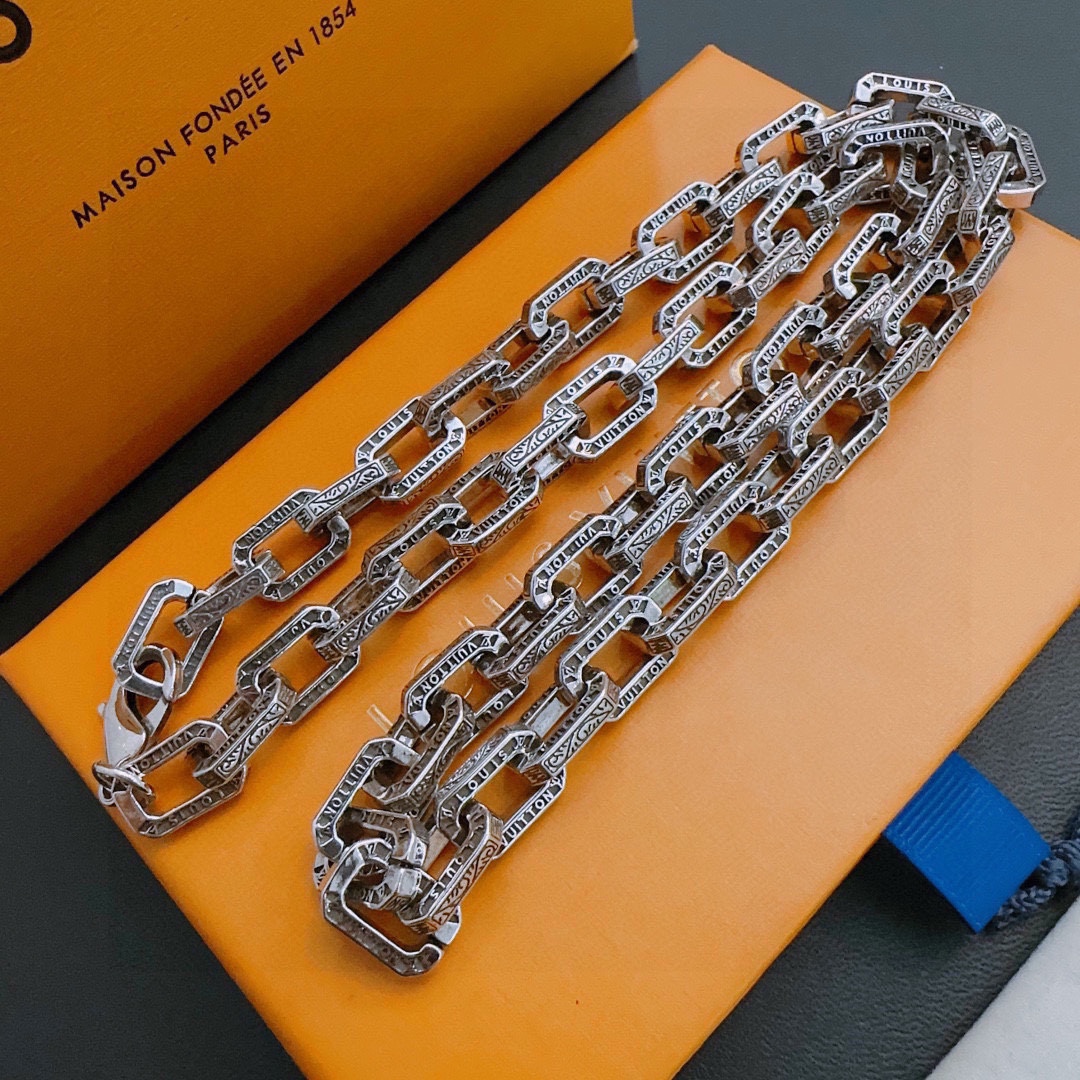 Louis Vuitton luxury necklace 2