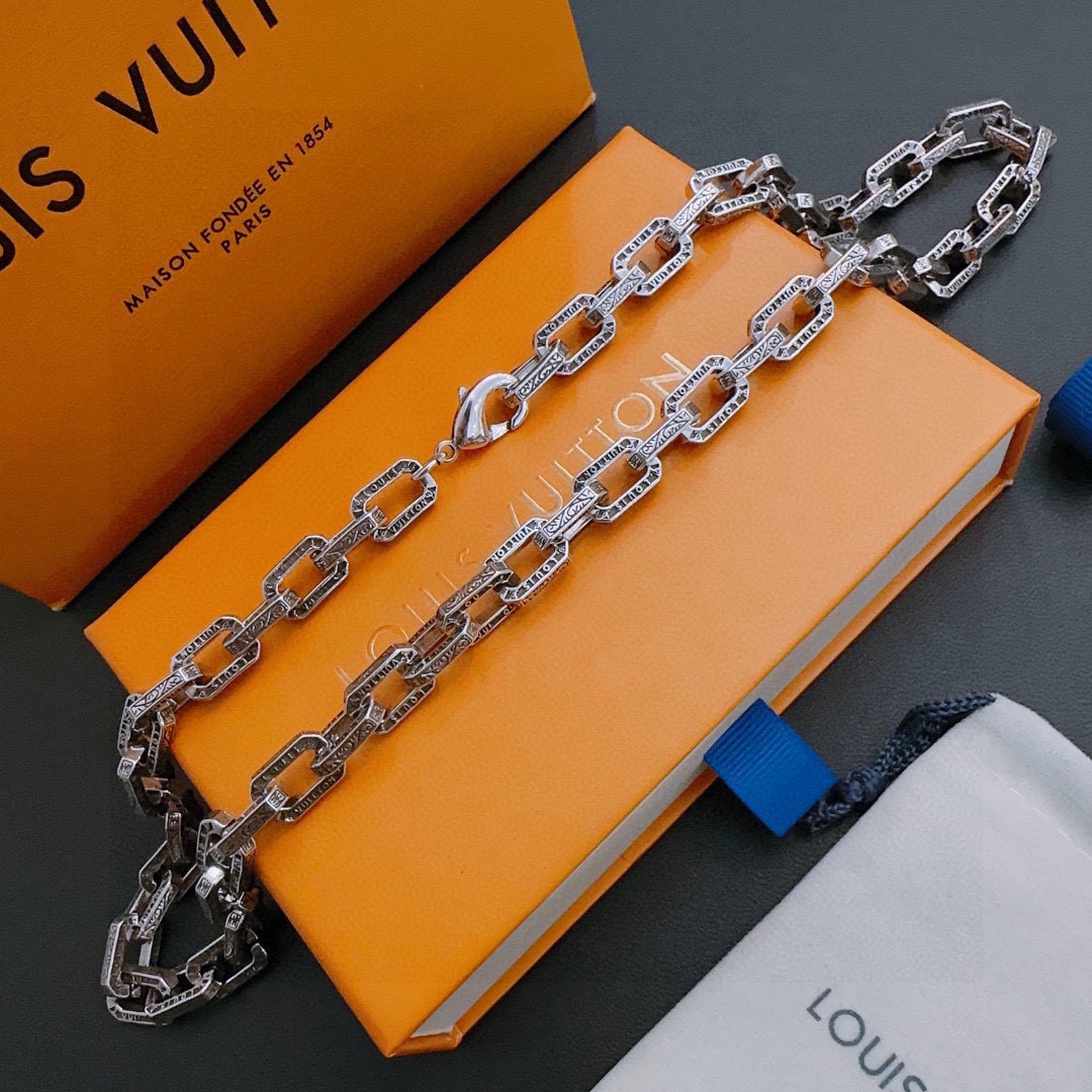 Louis Vuitton luxury necklace 8