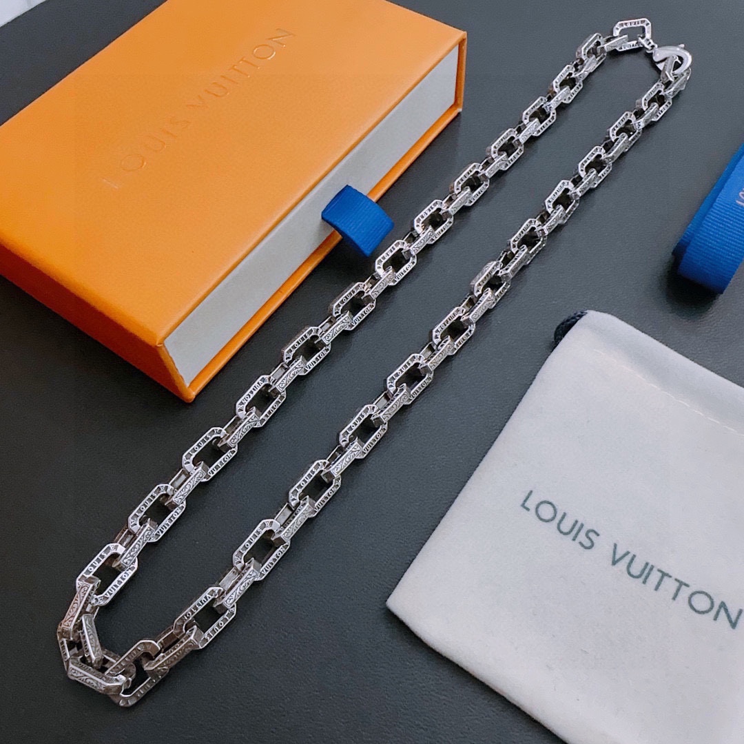 Louis Vuitton luxury necklace 3