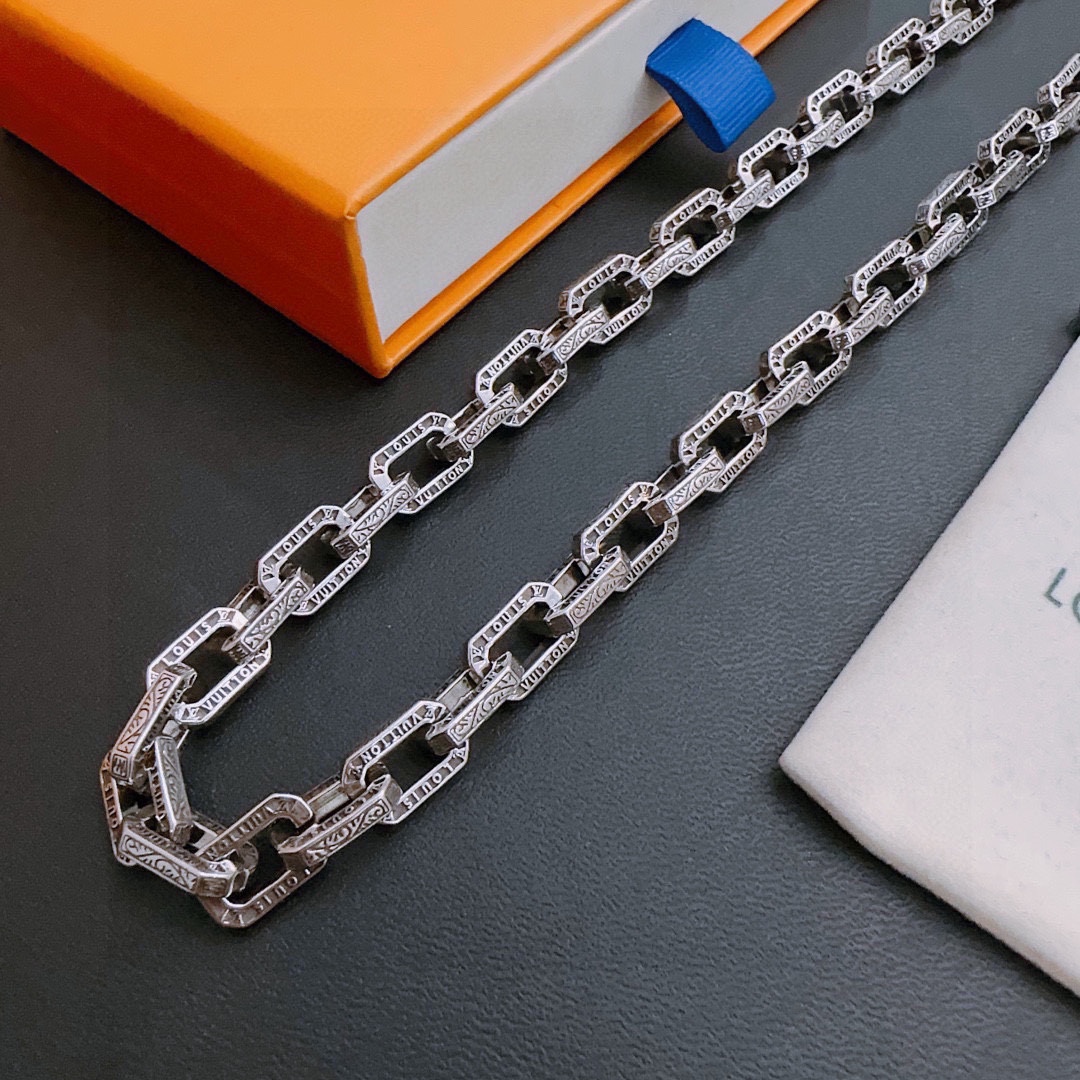 Louis Vuitton luxury necklace 5