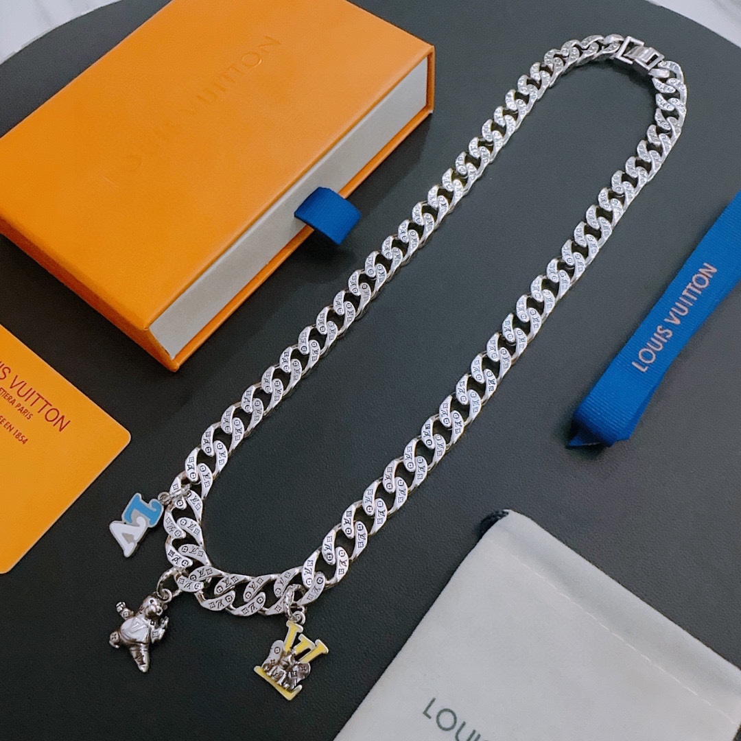 Louis Vuitton luxury necklace 5