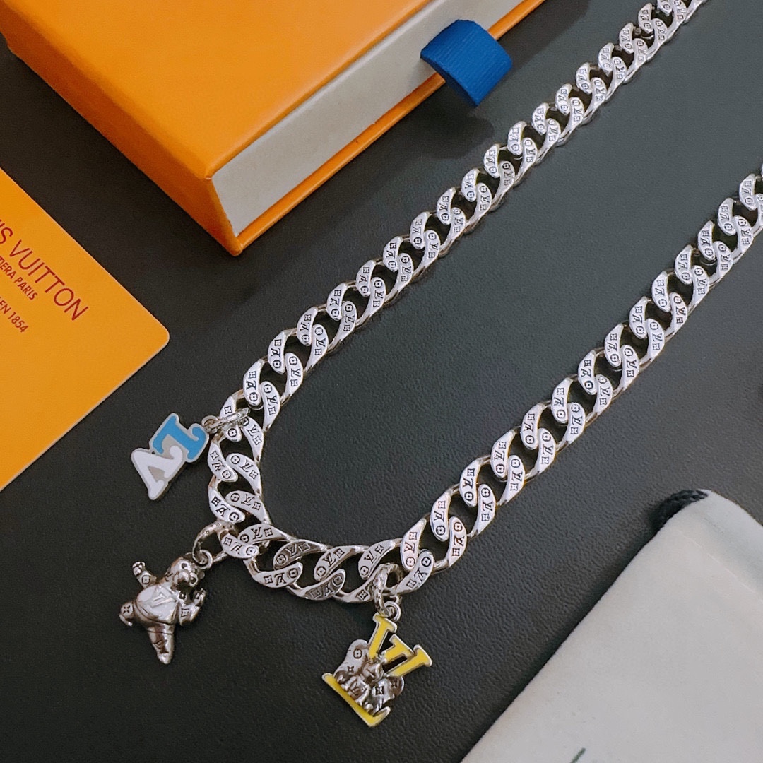 Louis Vuitton luxury necklace 8