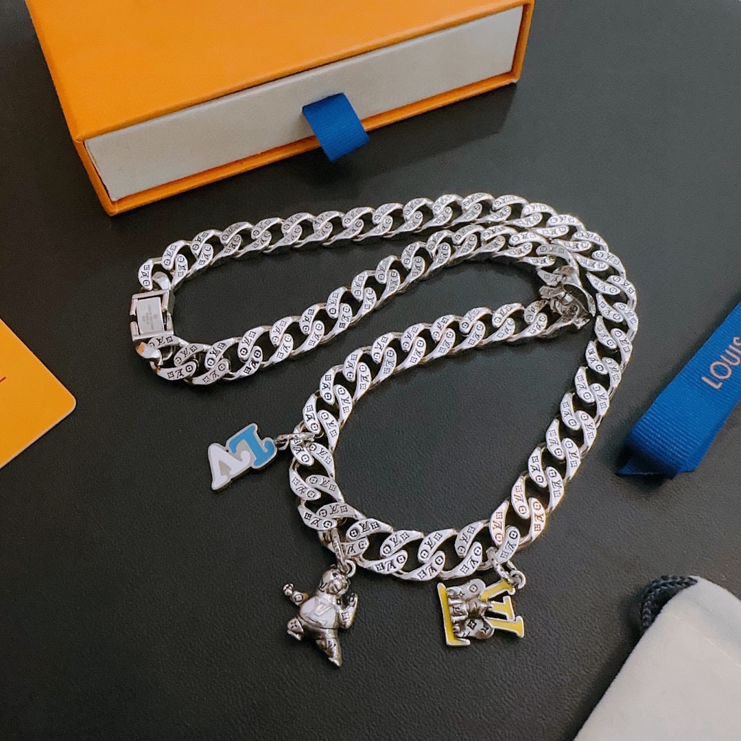 Louis Vuitton luxury necklace 2