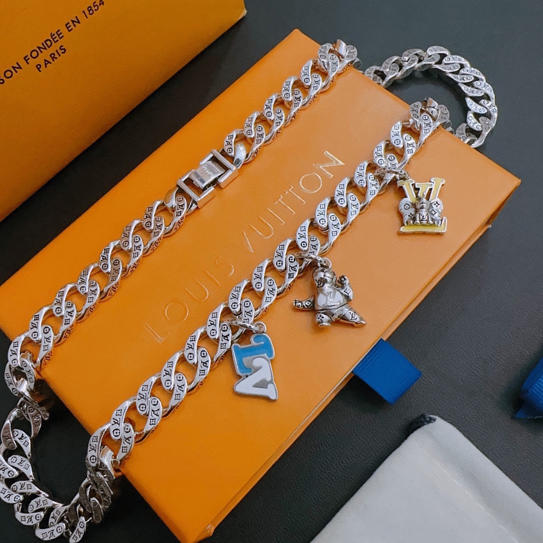 Louis Vuitton luxury necklace 6