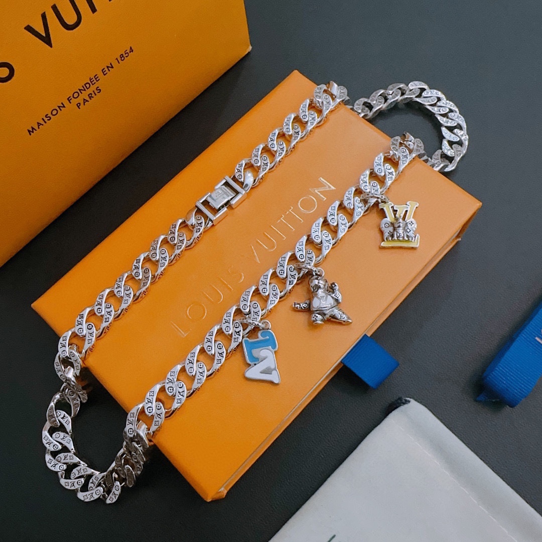 Louis Vuitton luxury necklace 3
