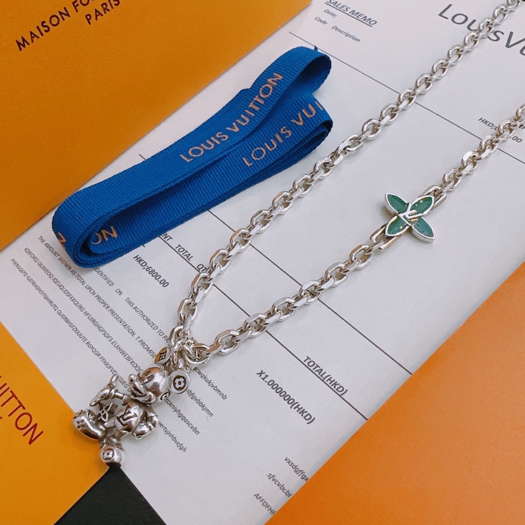 Louis Vuitton luxury necklace 3