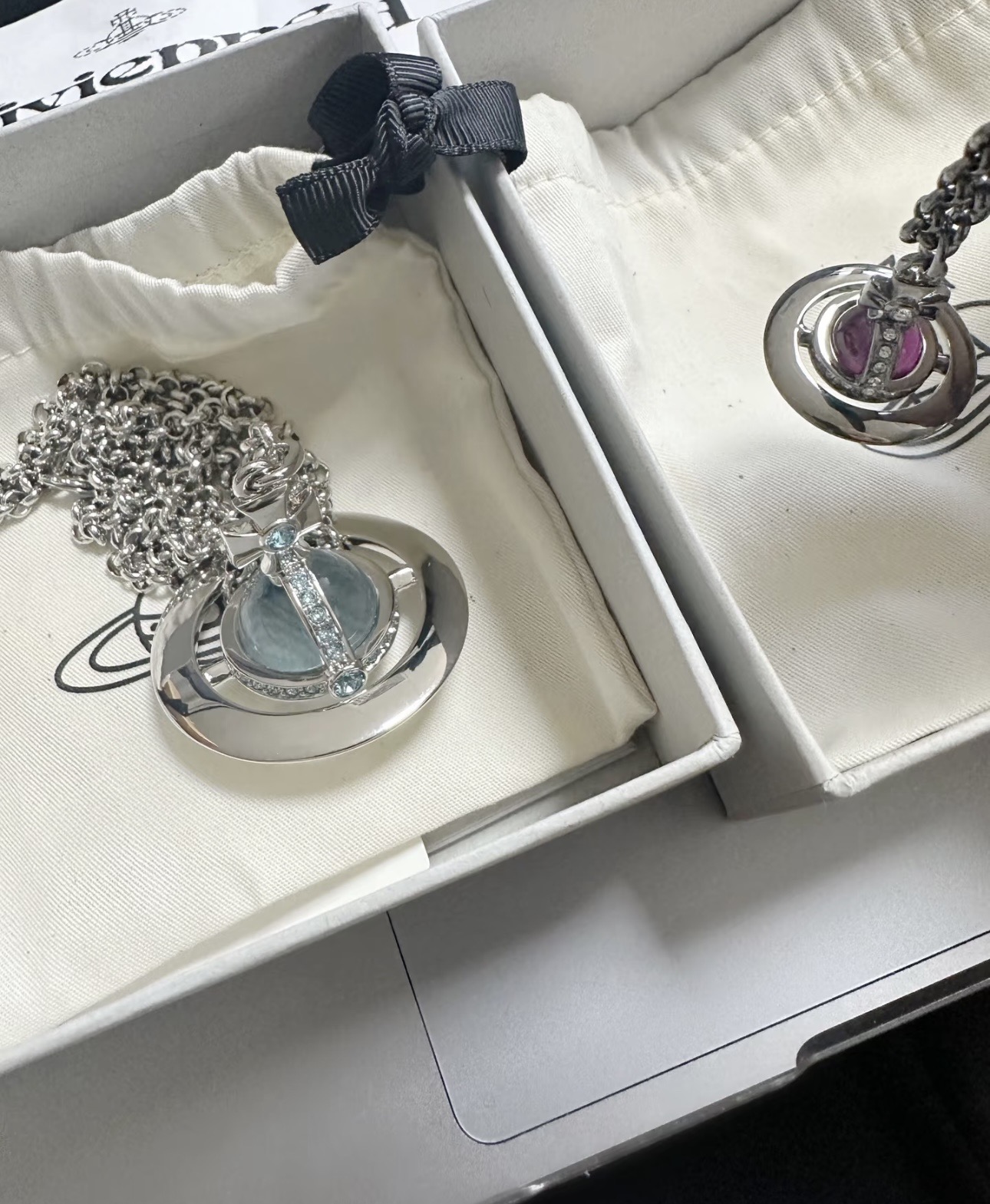 NO:102477,Classic large ball crystal Saturn necklace crystal necklace vivienne westwood queen mother Saturn necklace!  British fashion designer, mother of punk in fashion!  Fashionable and trendy style, powerful quality, super beautiful design!  The simple and elegant embroidery logo is exquisite. There is no need to worry about not looking good because of the new design of classic elements!  The perfect choice for gifts, fully showing the personality style. The quality is very high, the whole jewelry gives people a big brand aura and is very exquisite, making the whole person's level improves several levels, definitely worth buying, Queen Mother's necklace, necklace19860909经典大号球水晶土星项链 水晶项链vivienne westwood西太后土星项链！英国时装设计师,时装的朋克之母！时尚潮流风格,品质强大,超美的设计！简约大气刺绣Logo精致这个款不用担心不好看,因为经典的元素洋气的新设计！赠礼的完美之选,充分展现个性风范.品质非常整个首饰给人大牌气场的同时又非常精致,让整个人的层次提升好几个level绝对值得入手,西太后项链,necklace,Jewelry