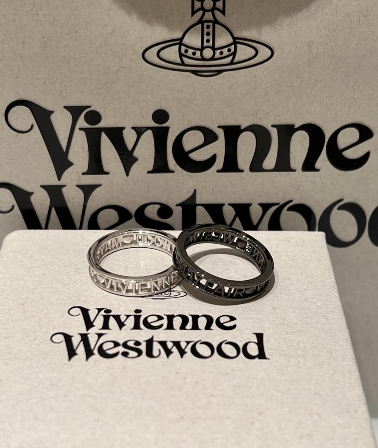 “Vivienne Westwood Queen’s Ring: British Fashion Designer and Punk Icon” - 图片 2