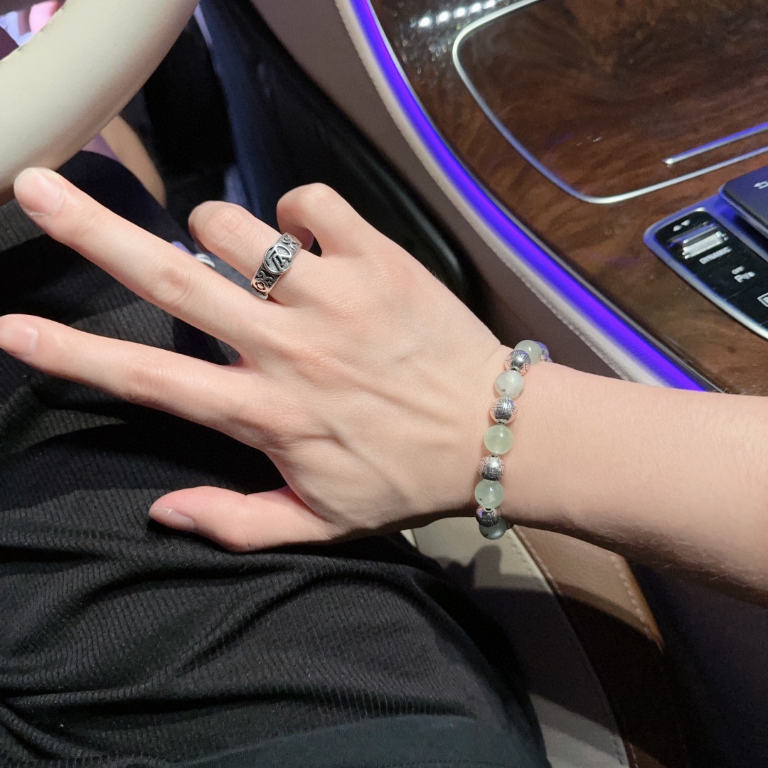 Title: Handmade Western Queen’s Collar Bracelet with Graphite Silver Elements for Men and Women Summary: Unique bracelet with rock punk-tai-style silver design, suitable for both genders, featuring - 图片 9