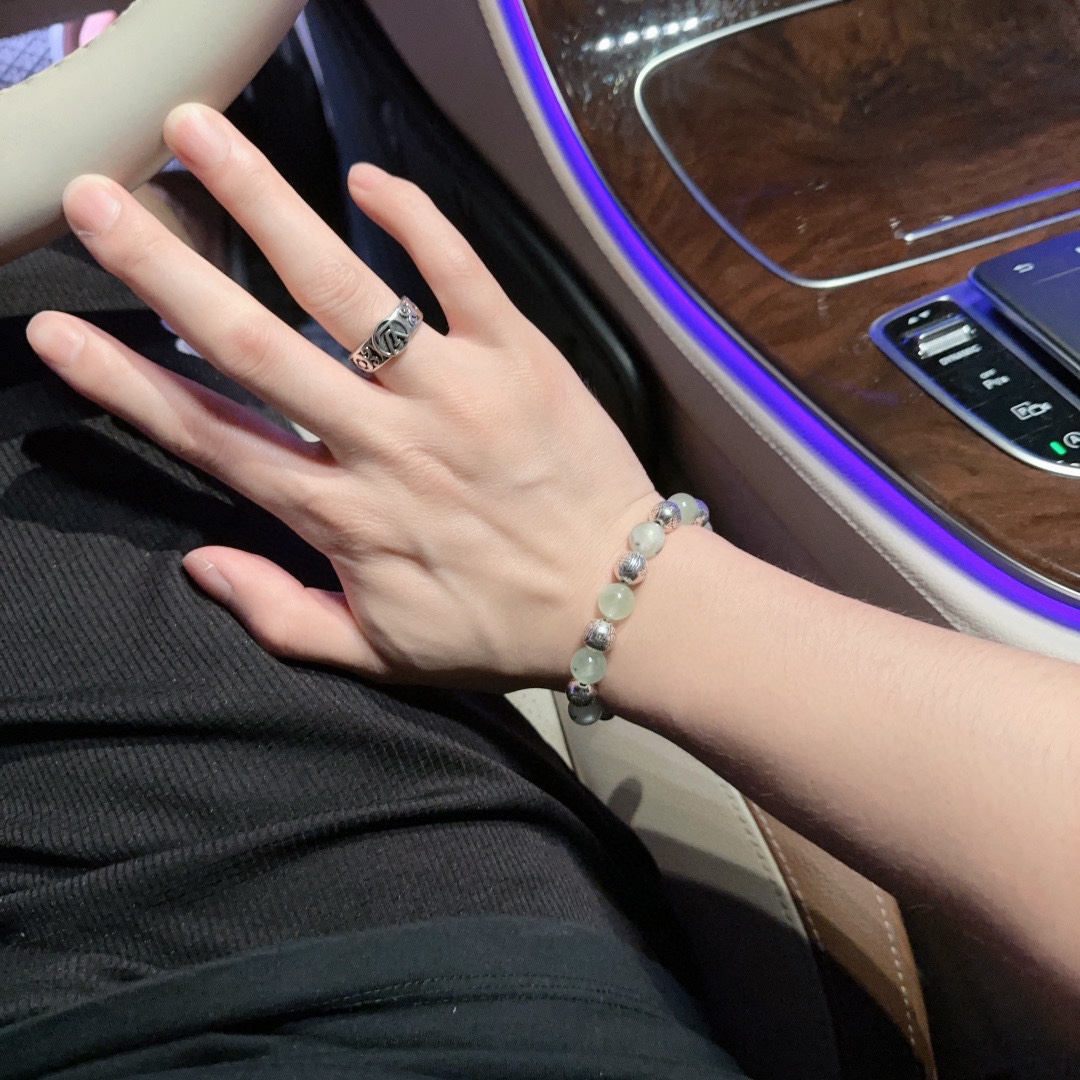 Title: Handmade Western Queen’s Collar Bracelet with Graphite Silver Elements for Men and Women Summary: Unique bracelet with rock punk-tai-style silver design, suitable for both genders, featuring - 图片 4