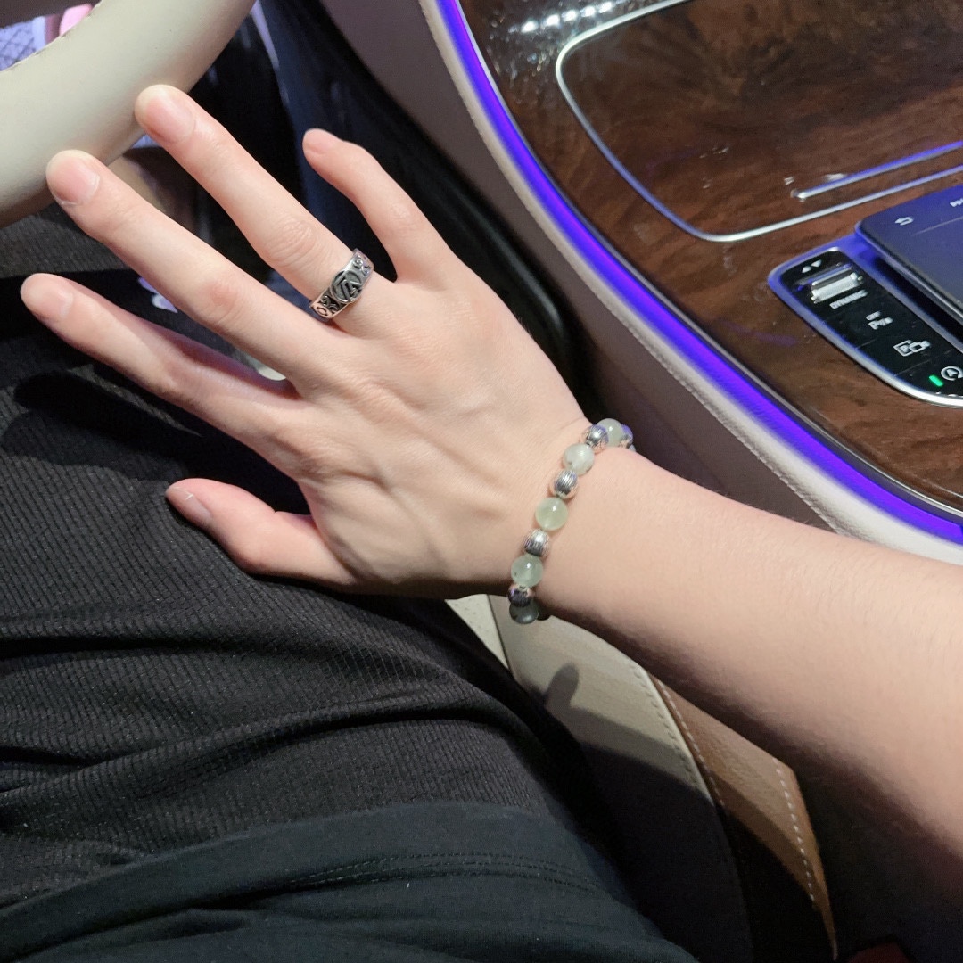 Title: Handmade Western Queen’s Collar Bracelet with Graphite Silver Elements for Men and Women Summary: Unique bracelet with rock punk-tai-style silver design, suitable for both genders, featuring - 图片 7