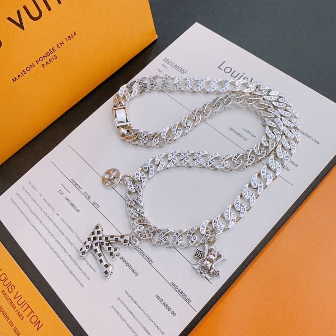Louis Vuitton luxury necklace 8