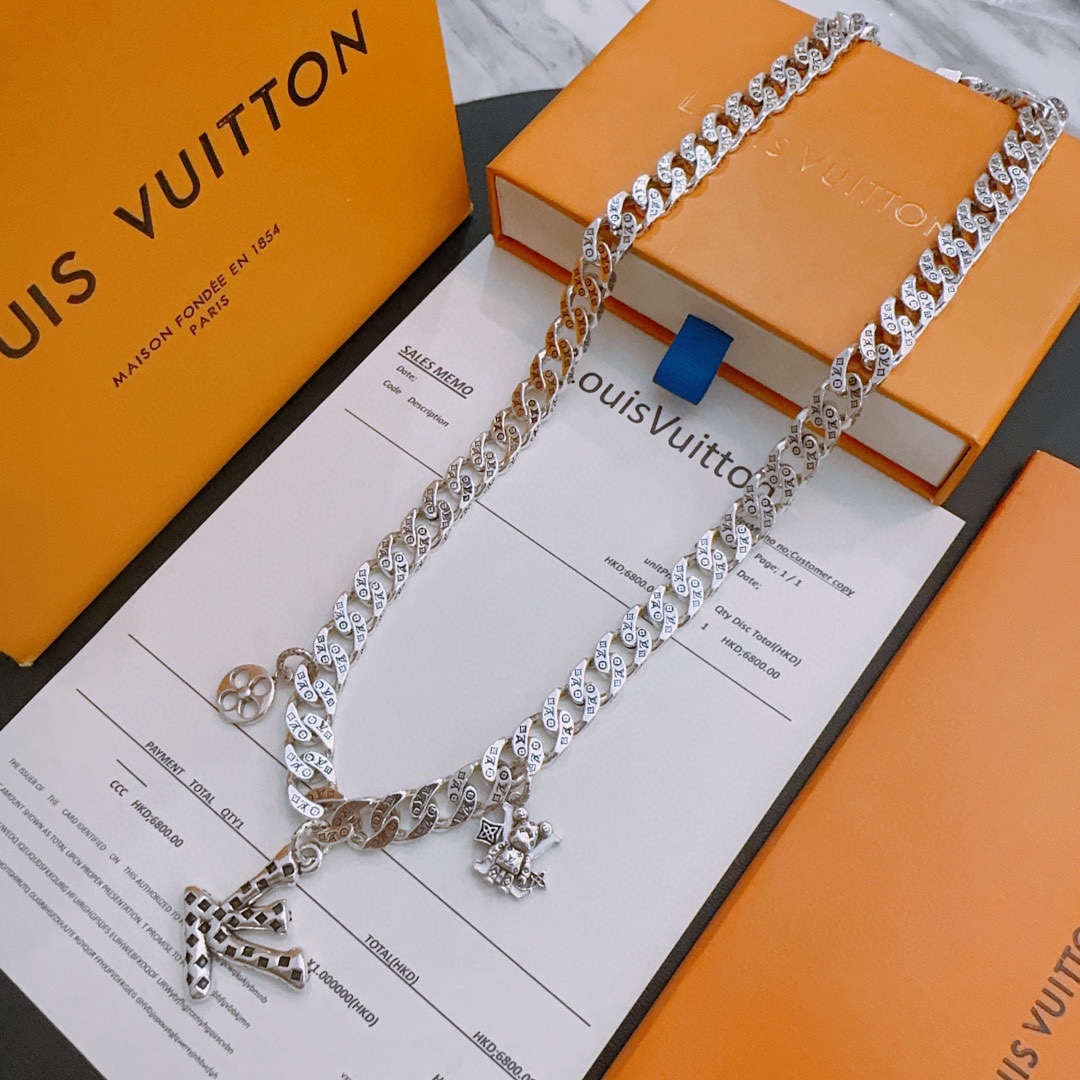 Louis Vuitton luxury necklace 3