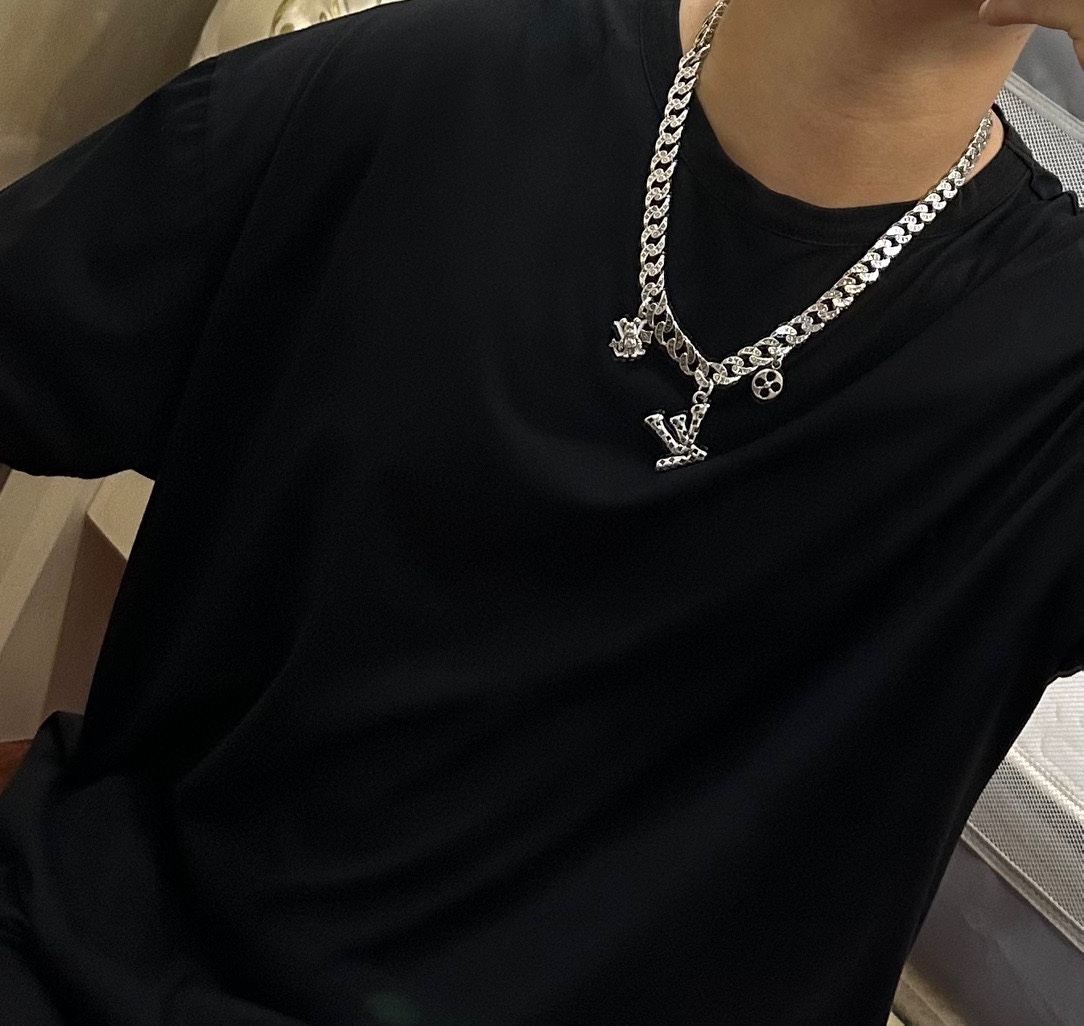 Louis Vuitton luxury necklace 4