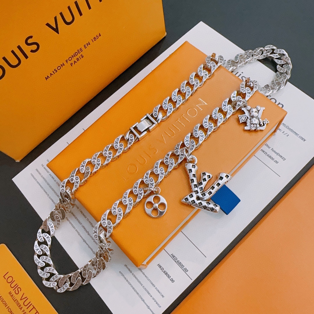 Louis Vuitton luxury necklace 2