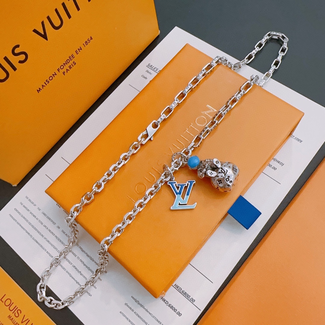 Louis Vuitton luxury necklace 2