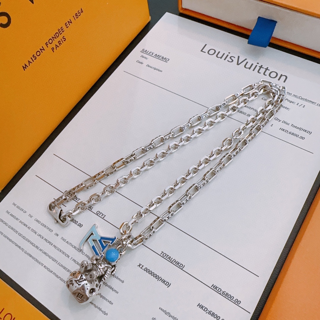 Louis Vuitton luxury necklace 3