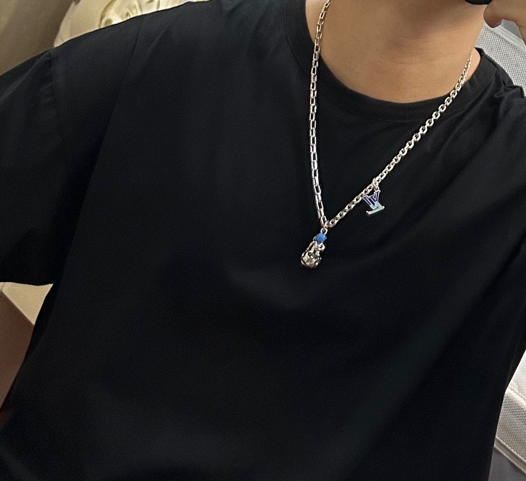 Louis Vuitton luxury necklace 4