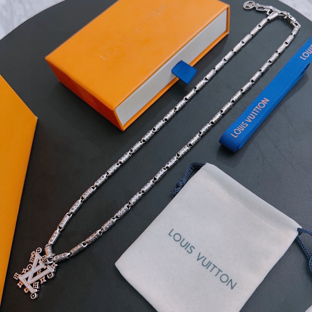 Louis Vuitton luxury necklace 5