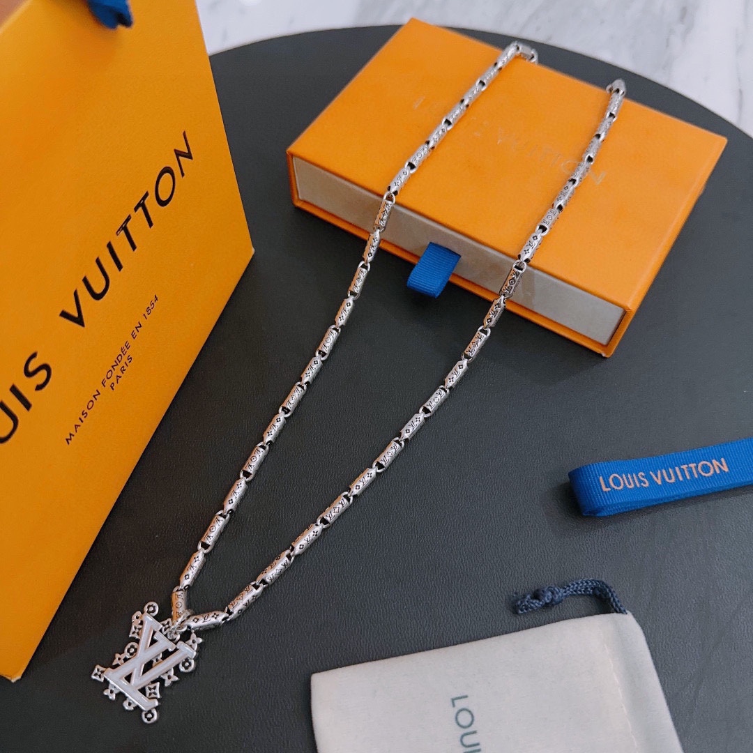 Louis Vuitton luxury necklace 3