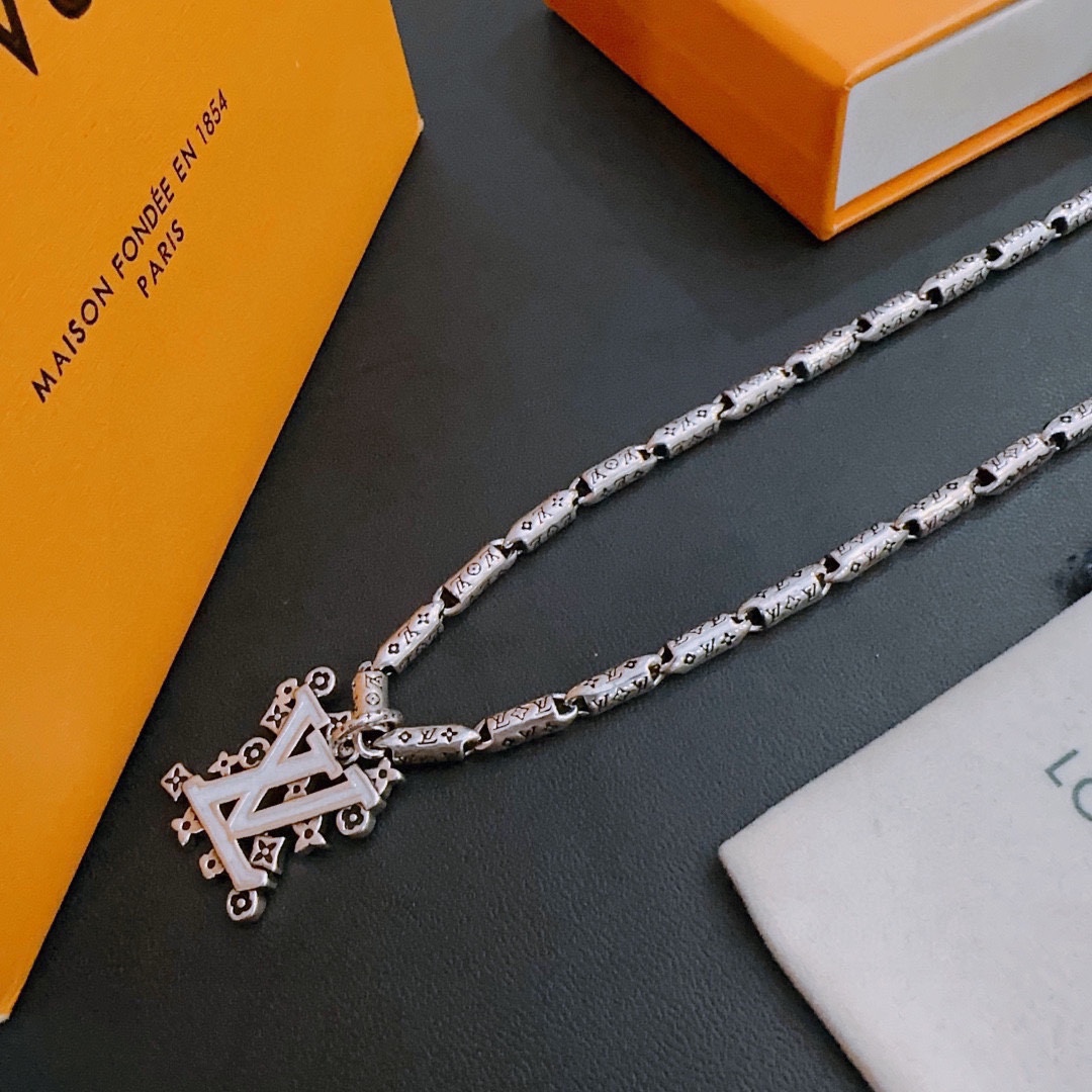 Louis Vuitton luxury necklace 8