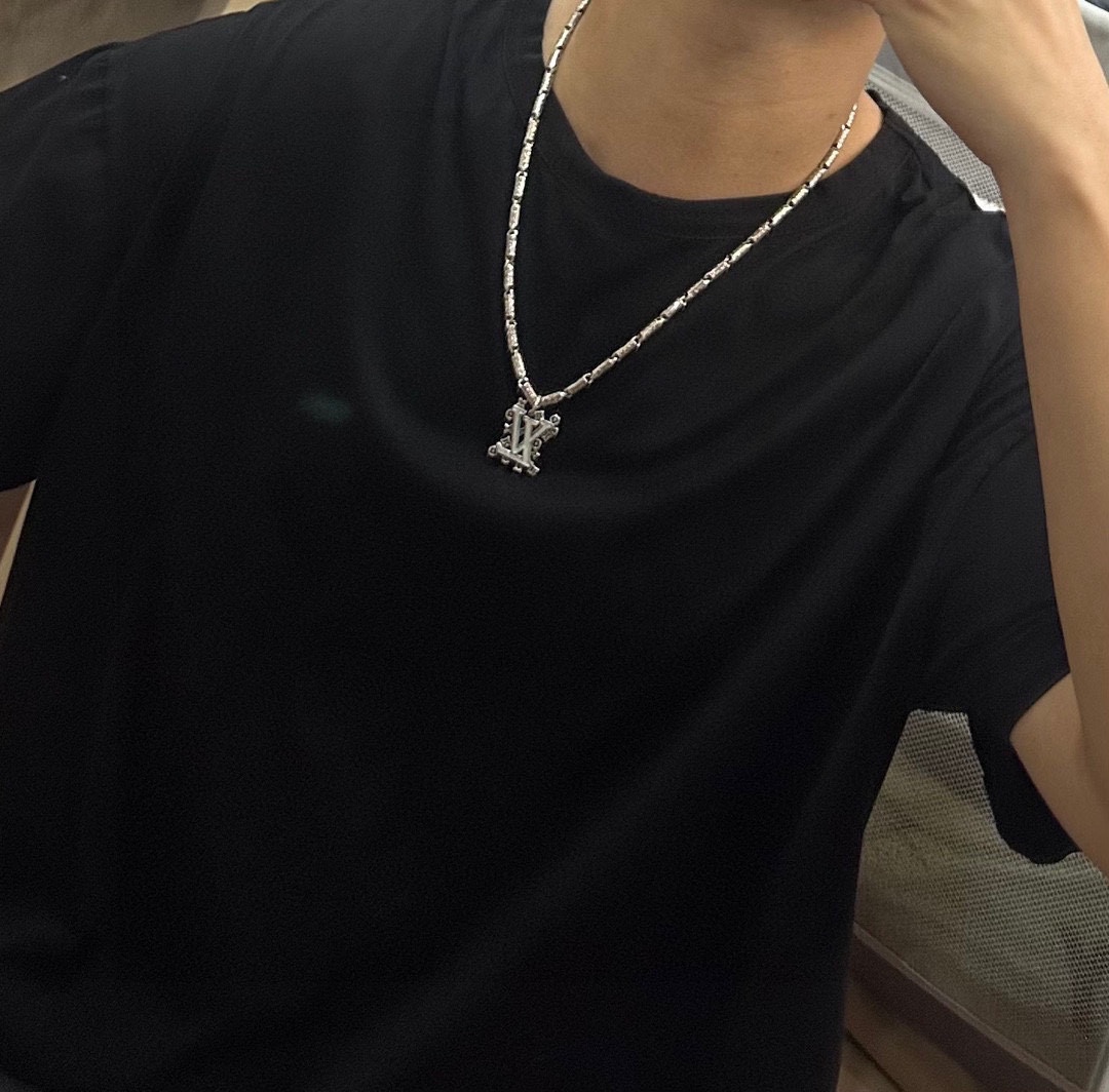 Louis Vuitton luxury necklace 4