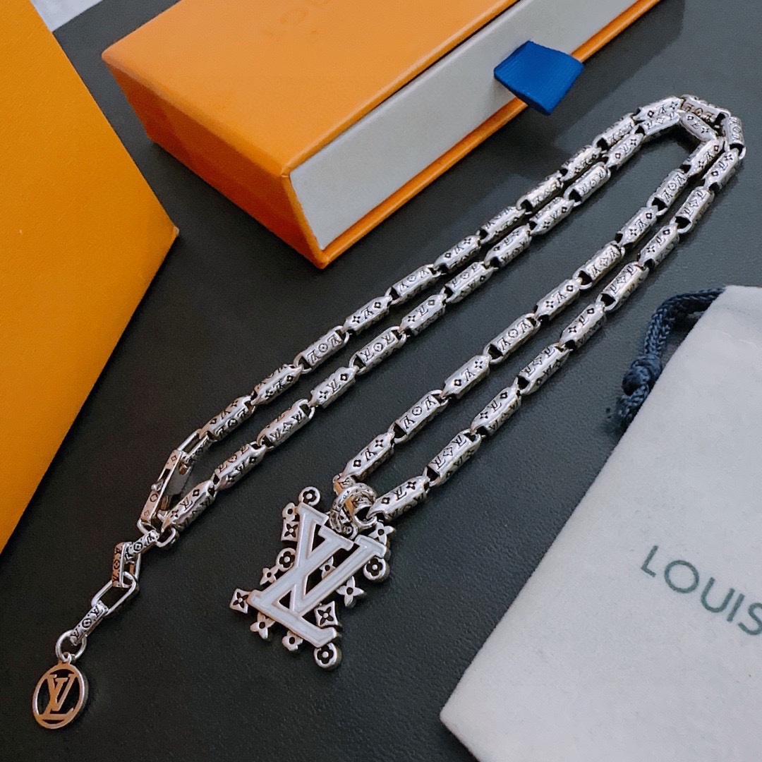 Louis Vuitton luxury necklace 2
