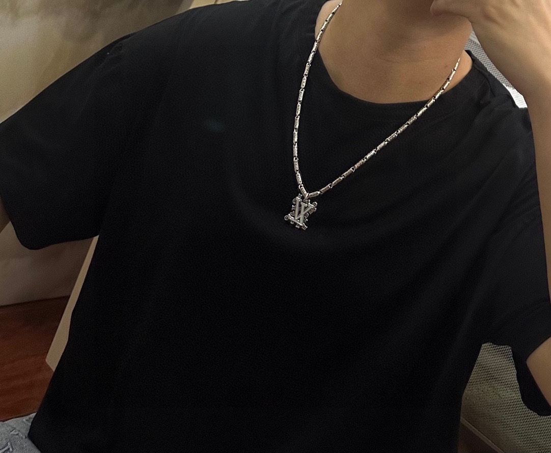 Louis Vuitton luxury necklace 9