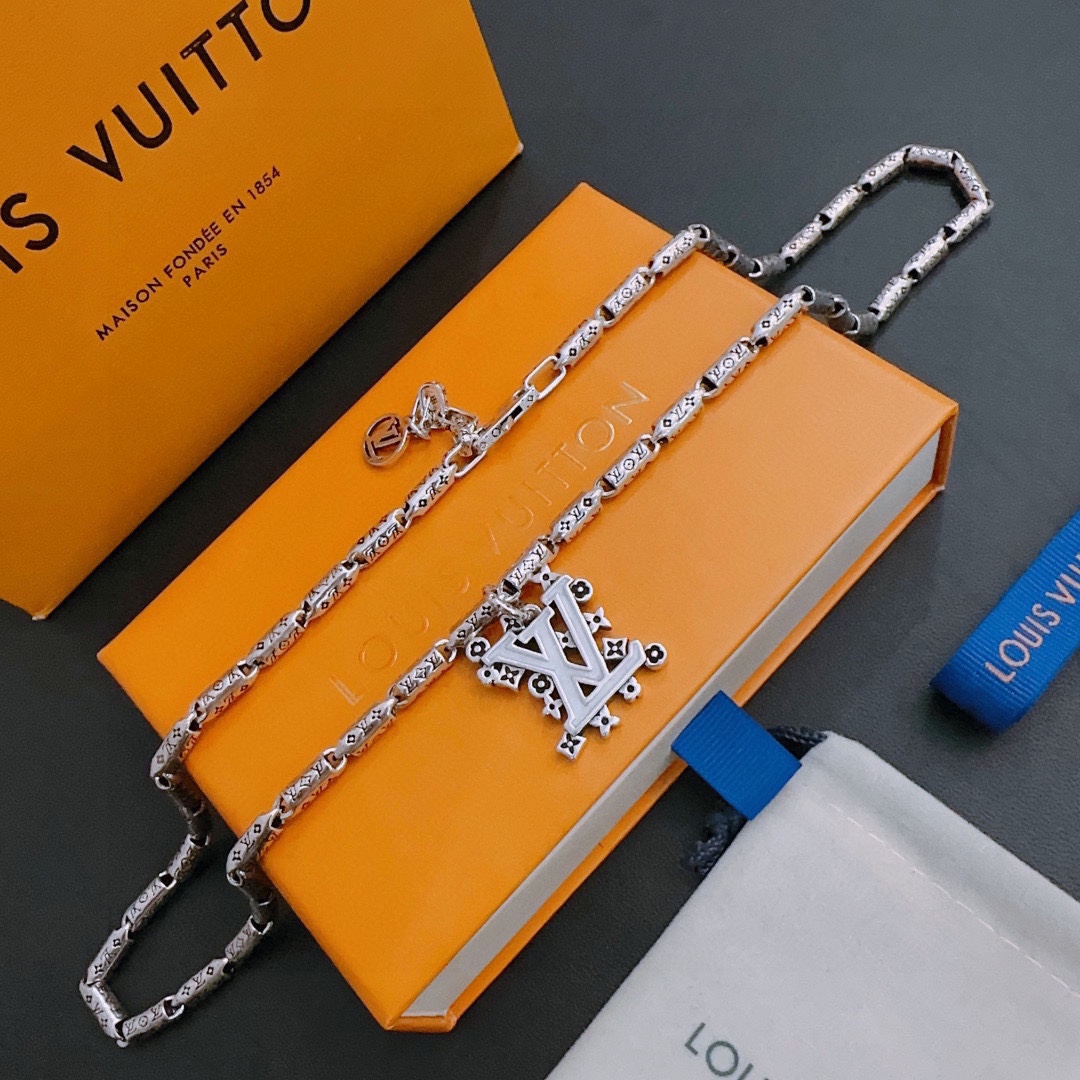 Louis Vuitton luxury necklace 6