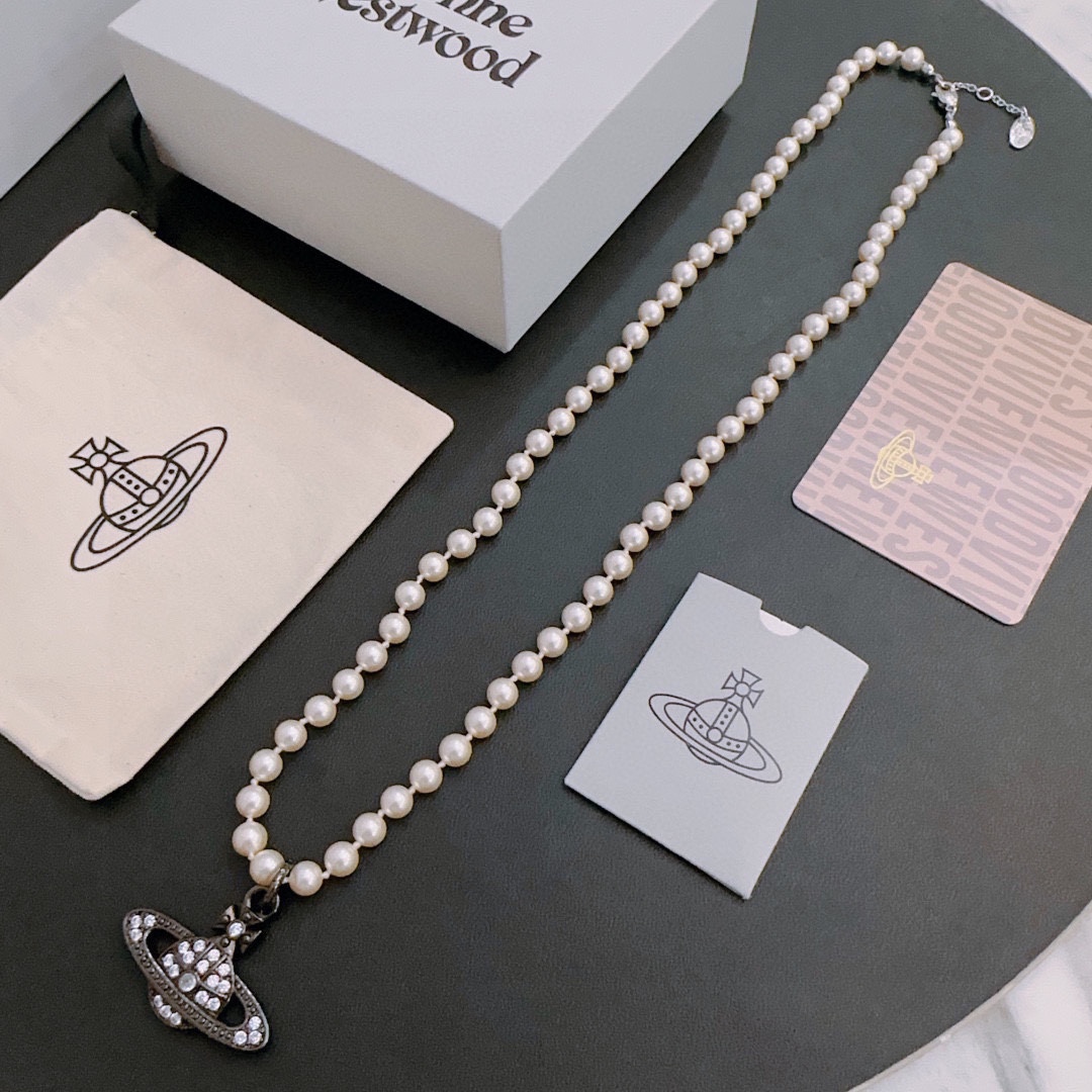 Vivienne Westwood 𝐕𝐢𝐯𝐢𝐞𝐧𝐧𝐞 𝐖𝐞𝐬𝐭𝐰𝐨𝐨𝐝