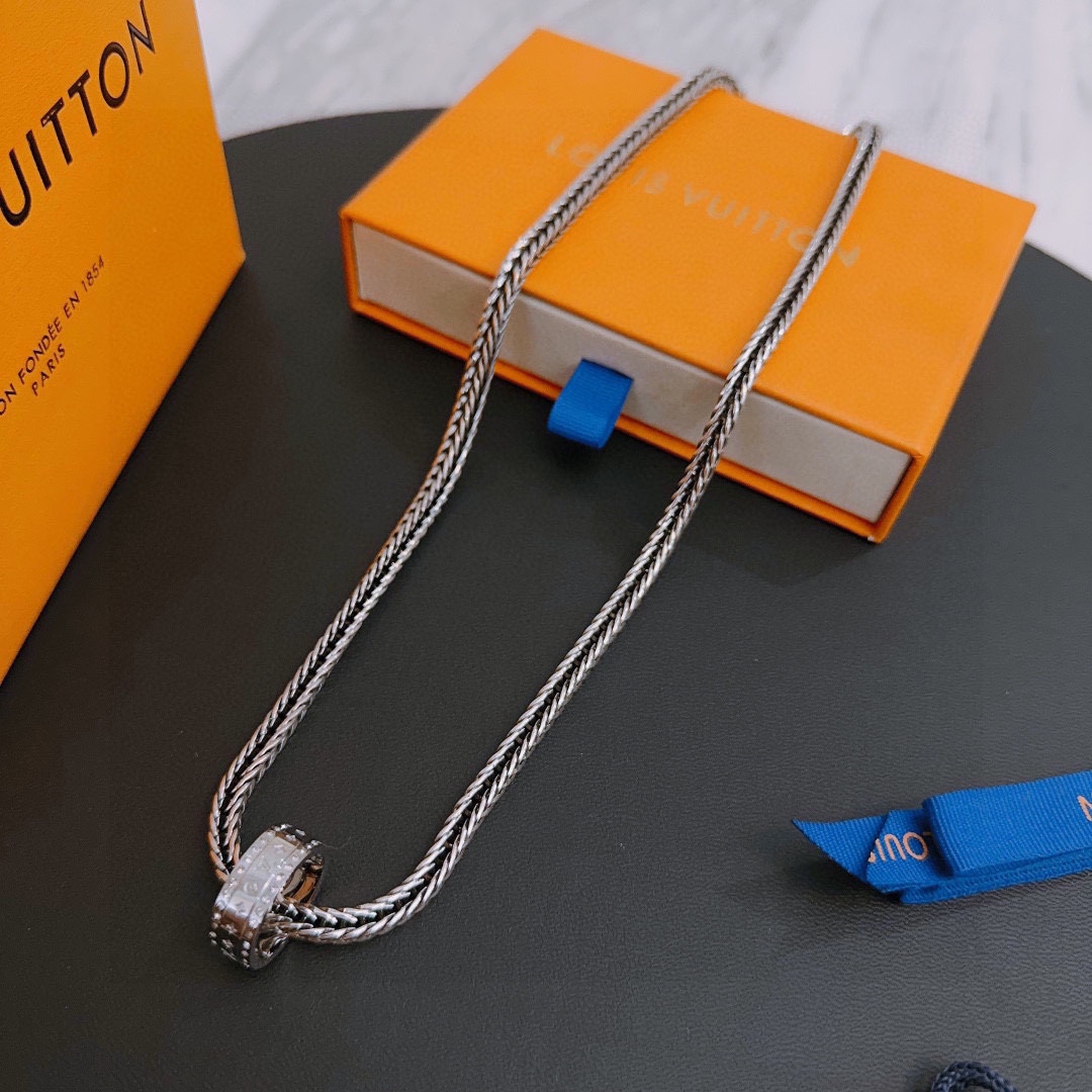 Louis Vuitton luxury necklace 5