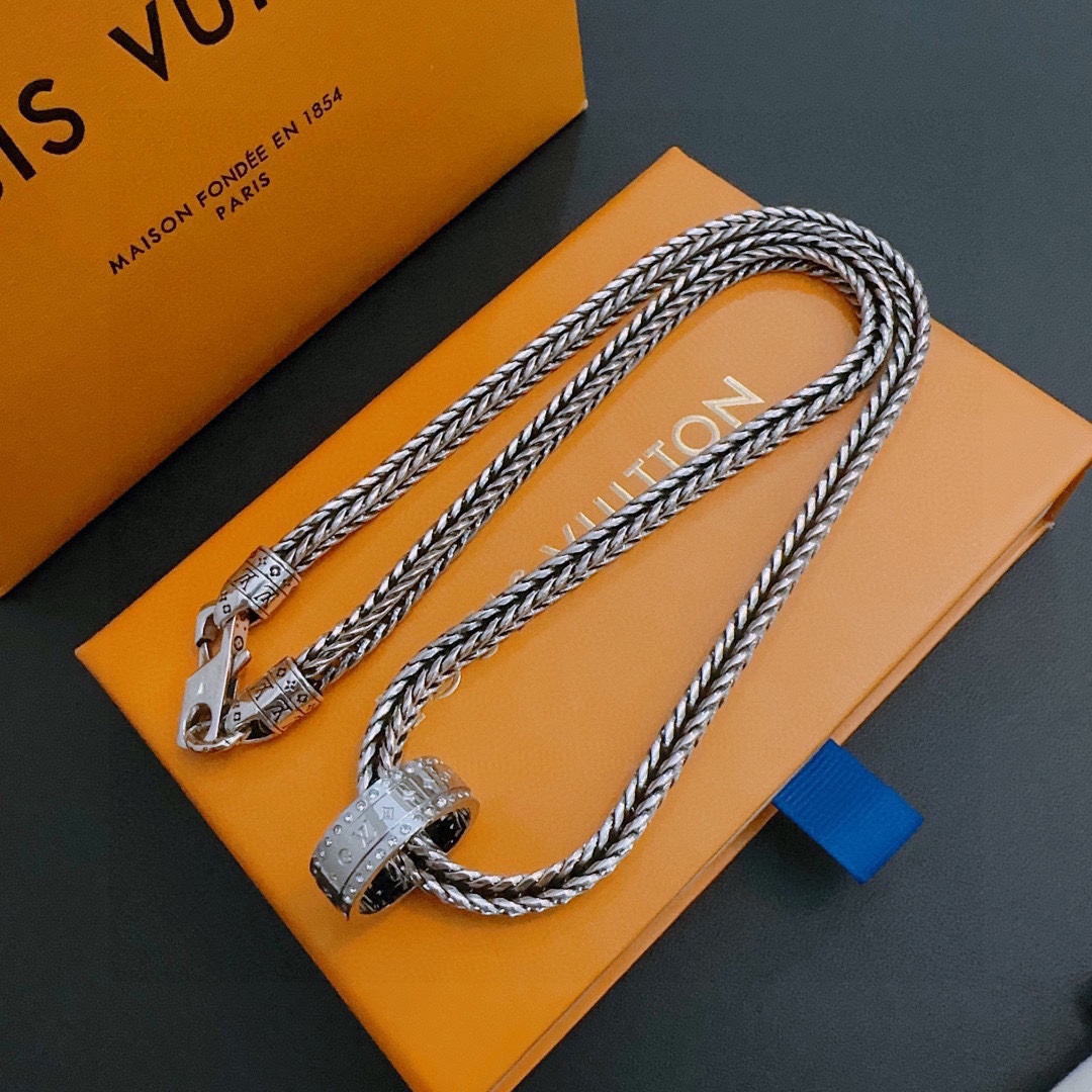 Louis Vuitton luxury necklace 6